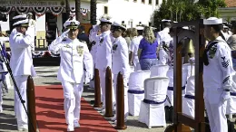 El captain Charles A. Chmielak llegando a la ceremonia en la que relev al marino del mismo rango Teague J. Suarez. Foto: US Navy